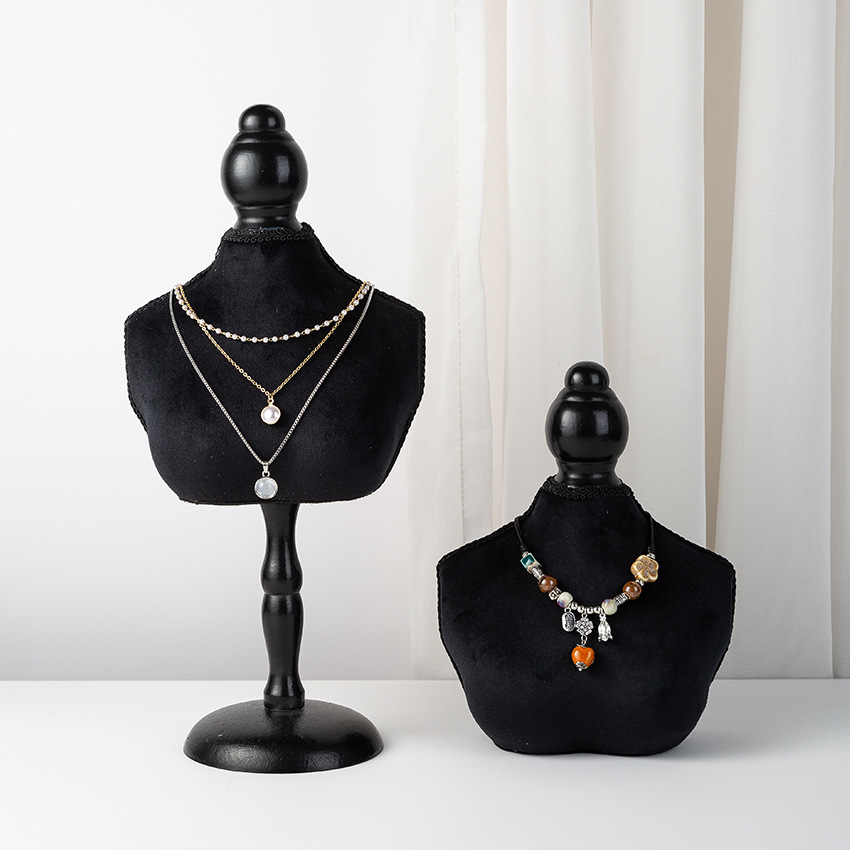 Schwarzer Samt-Schmuckständer  – Body Jewelry Store Bewertung und Preis